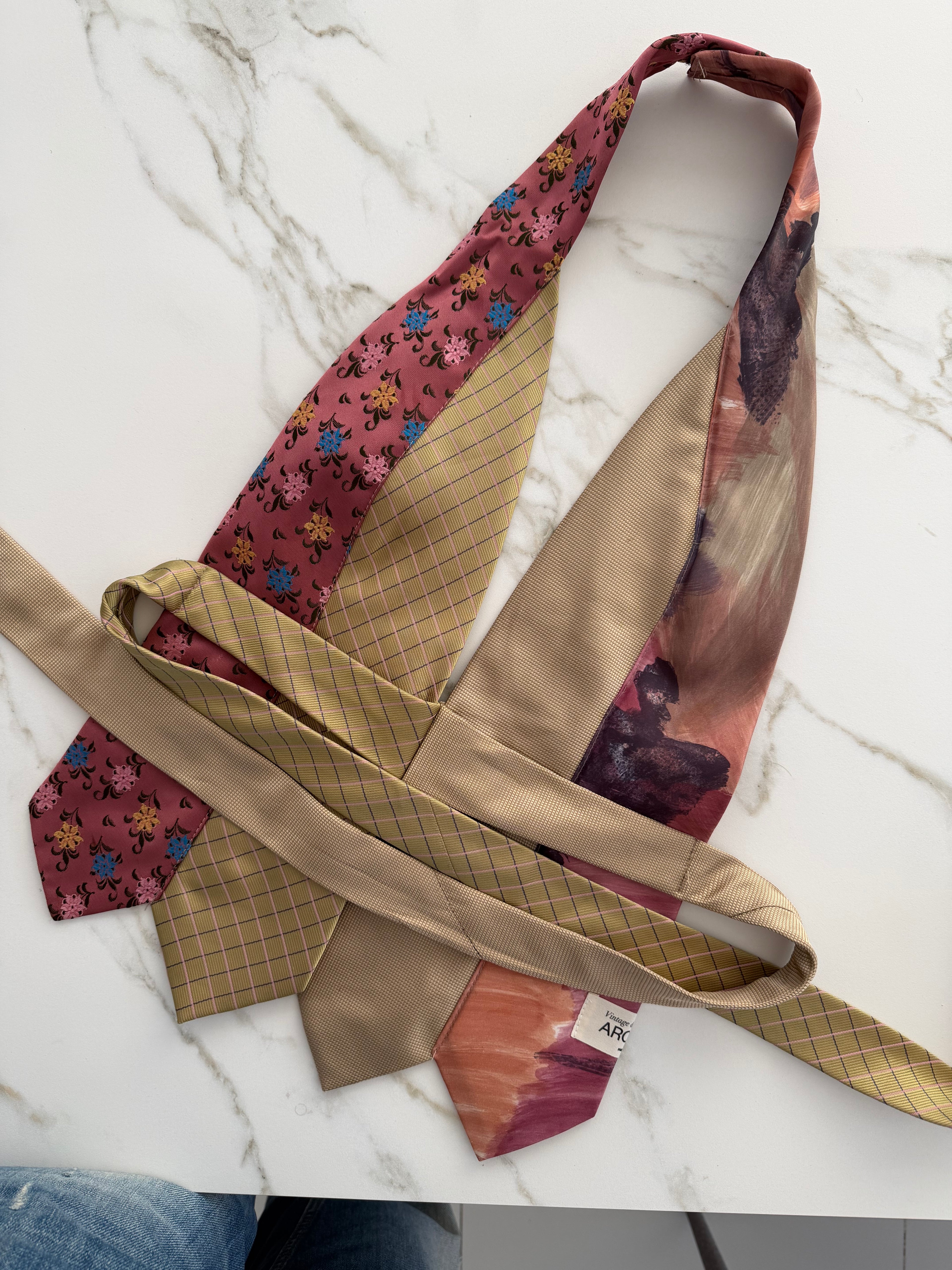 Haut à nouer et ras-de-cou fleuri - n° 56