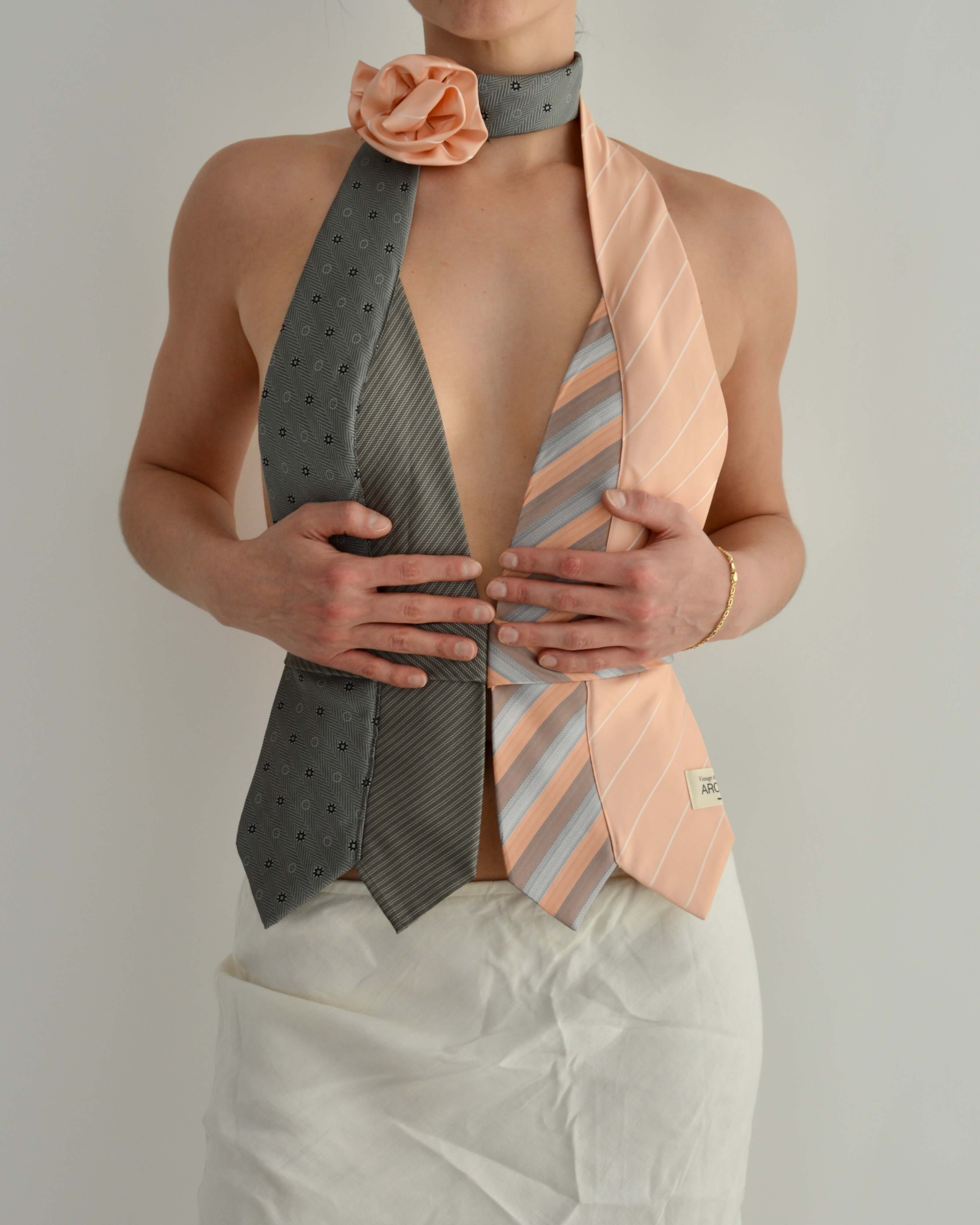 Haut à nouer et ras-de-cou fleuri - n° 38 (S/M)