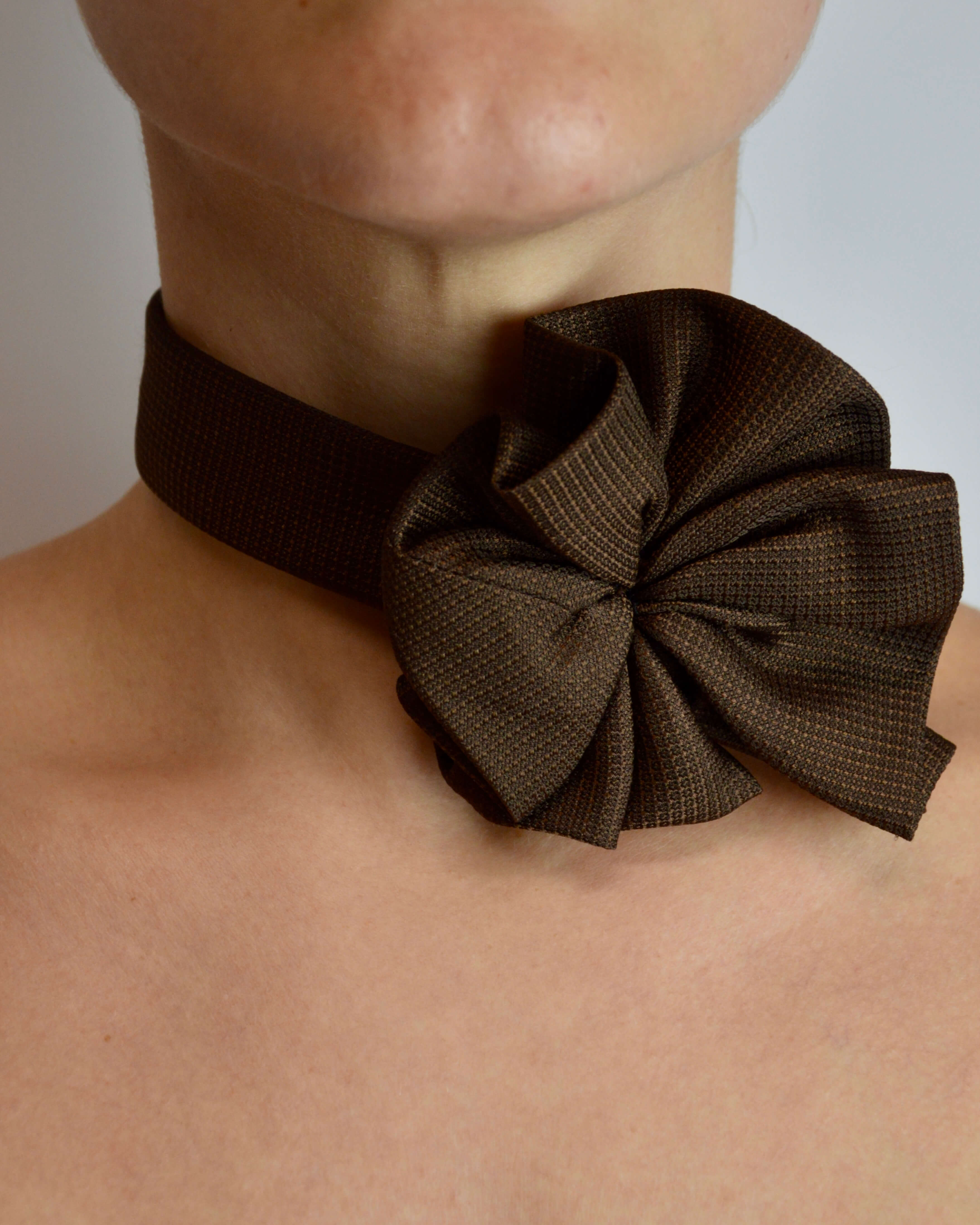 Collier ras-de-cou fleuri - Marron texturé