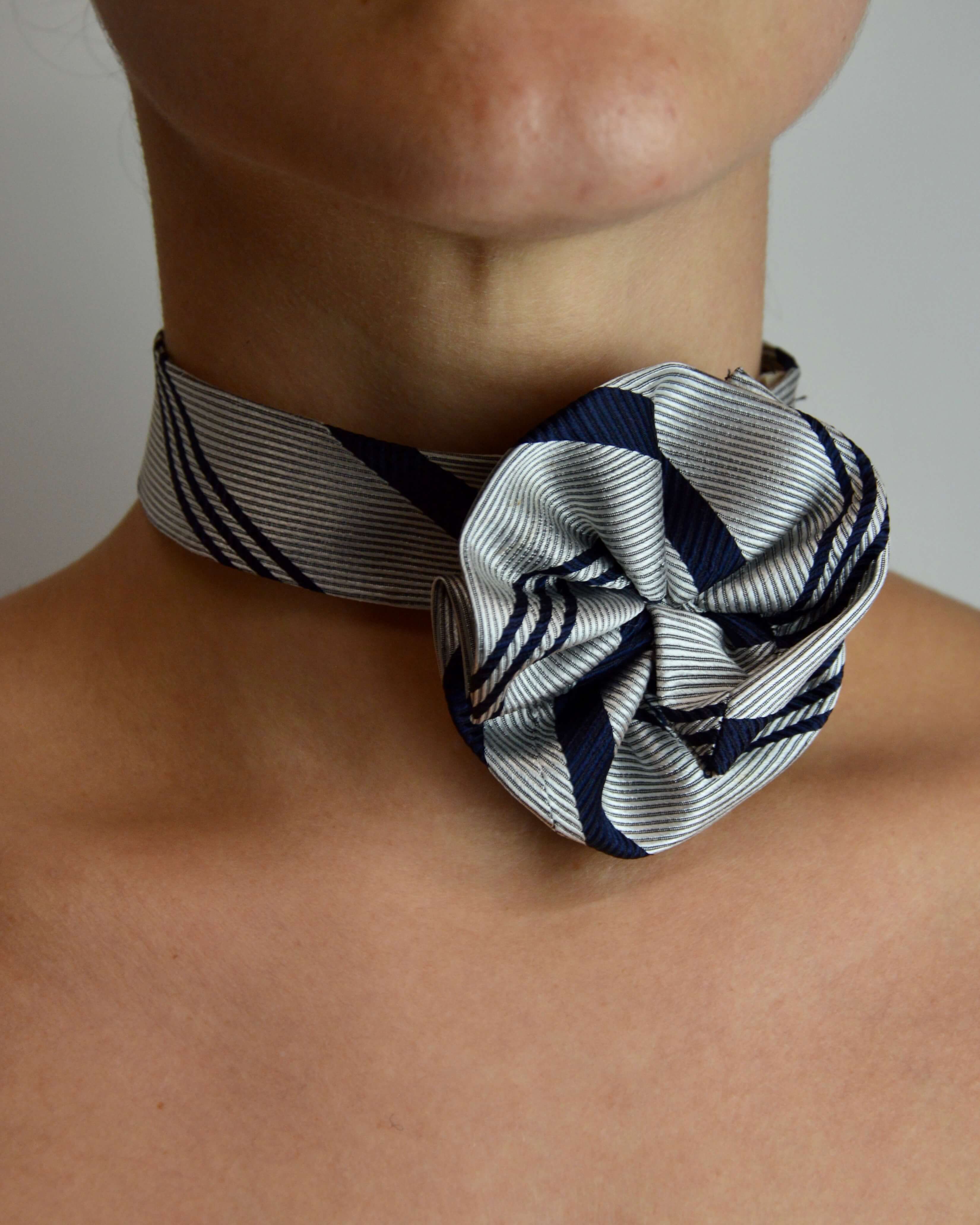 Collier ras-de-cou fleuri - Gris et marine